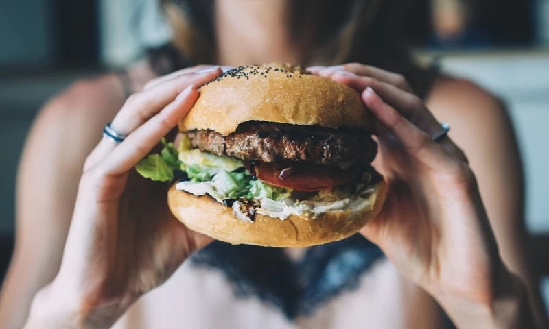 Επεξεργασμένα τρόφιμα και πρόωρος θάνατος: Τι δείχνει η νέα έρευνα γύρω από τη διατροφή